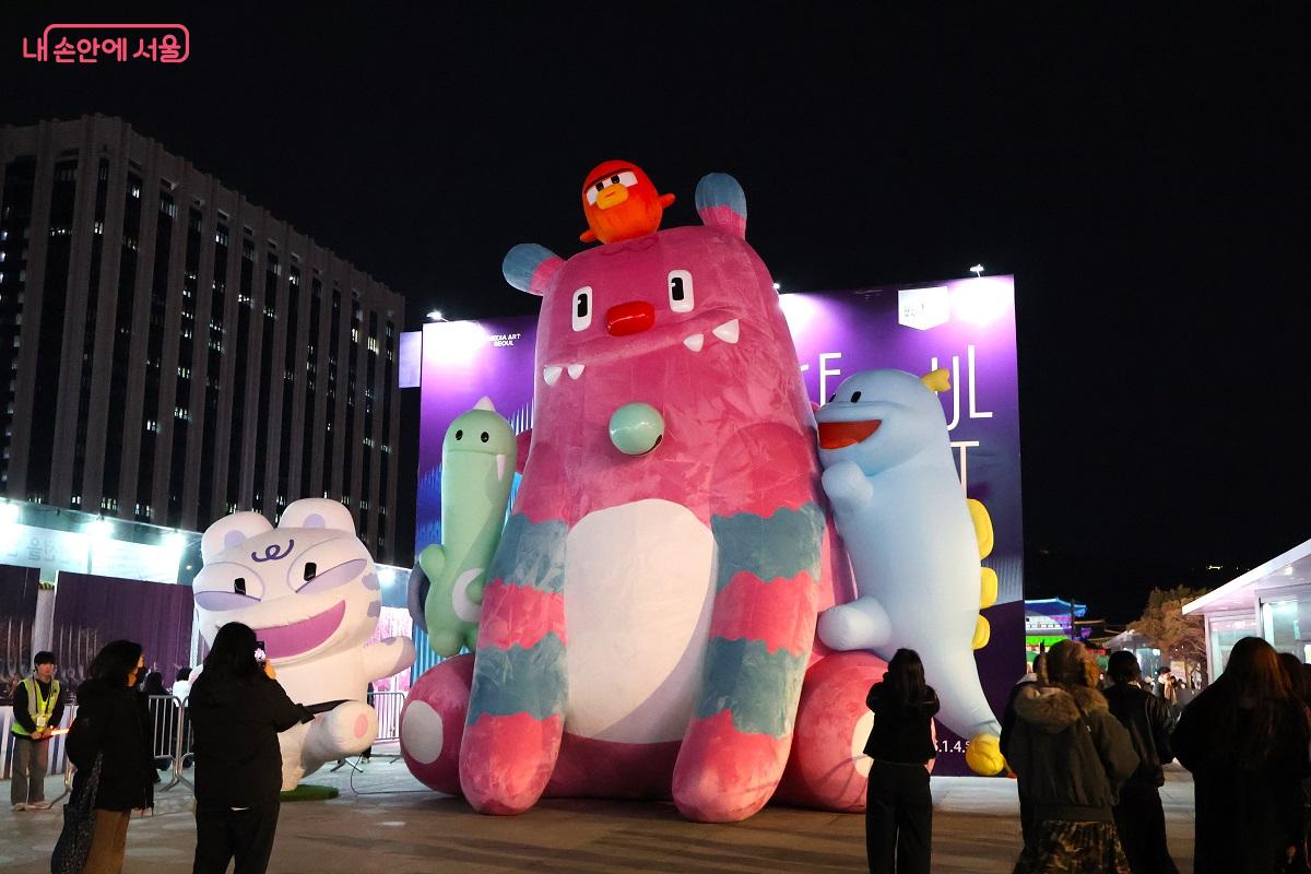 서울의 상징 해치와 소울 프렌즈 캐릭터가 시민들을 반갑게 맞이한다. &copy;이봉덕