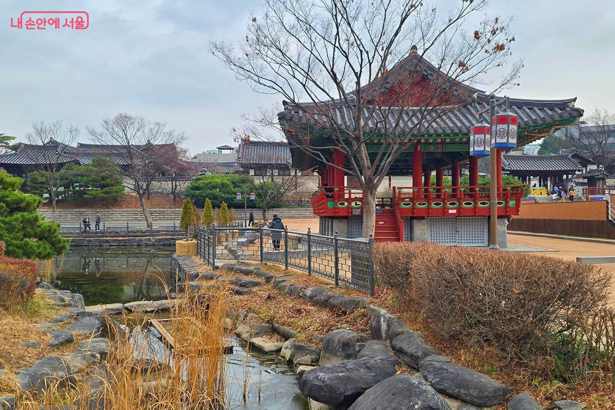 서울시중부공원여가센터에서 내려오는 길에 남산골한옥마을도 들렀다. ©조성희