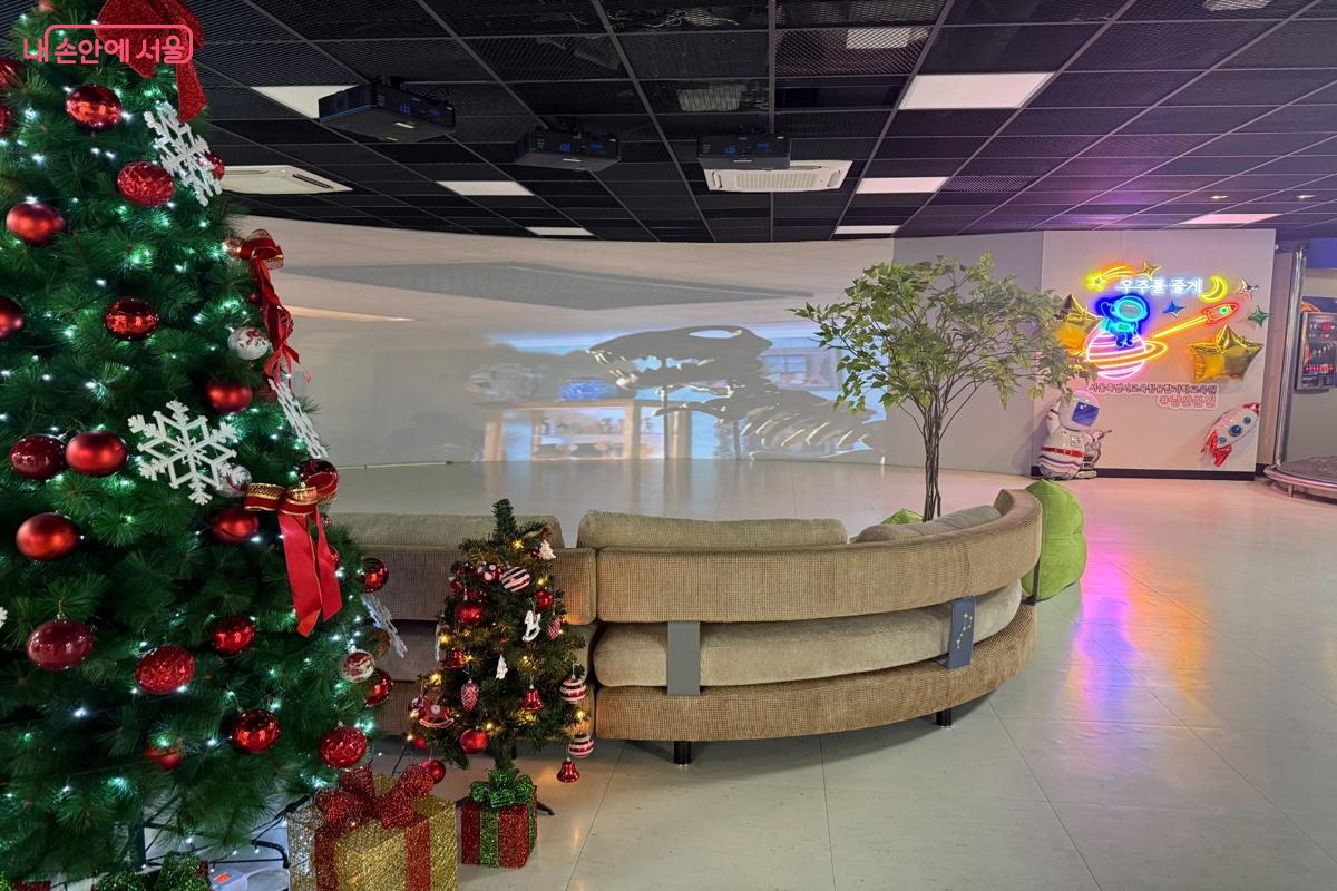 크리스마스 장식해둔 제 3전시실 모습