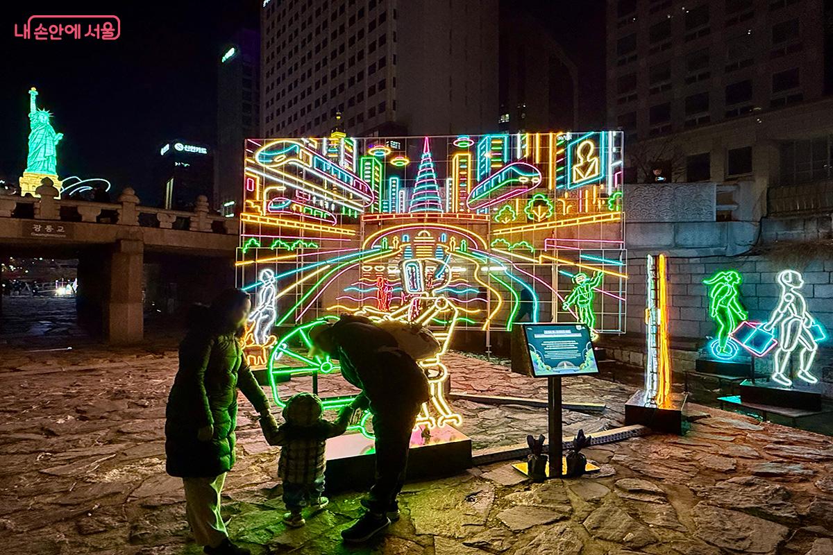 어린이를 동반해 축제를 즐기는 가족 단위 방문객의 모습이 눈에 많이 띈다. &copy;김미정
