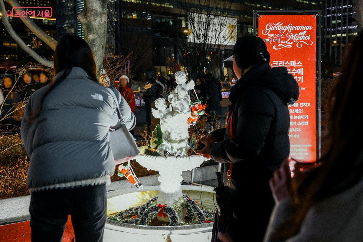 '크리스마스 소원 분수에 눈송이 넣기' 이벤트 부스 ⓒ김아름