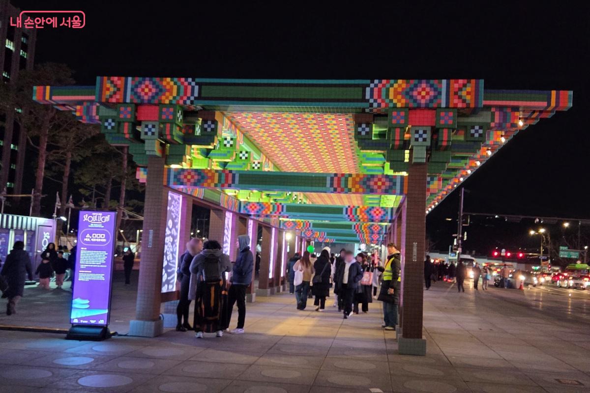 일월오봉도와 단청의 미를 재현한 '운수대통로'를 지나간다. &copy;김미선