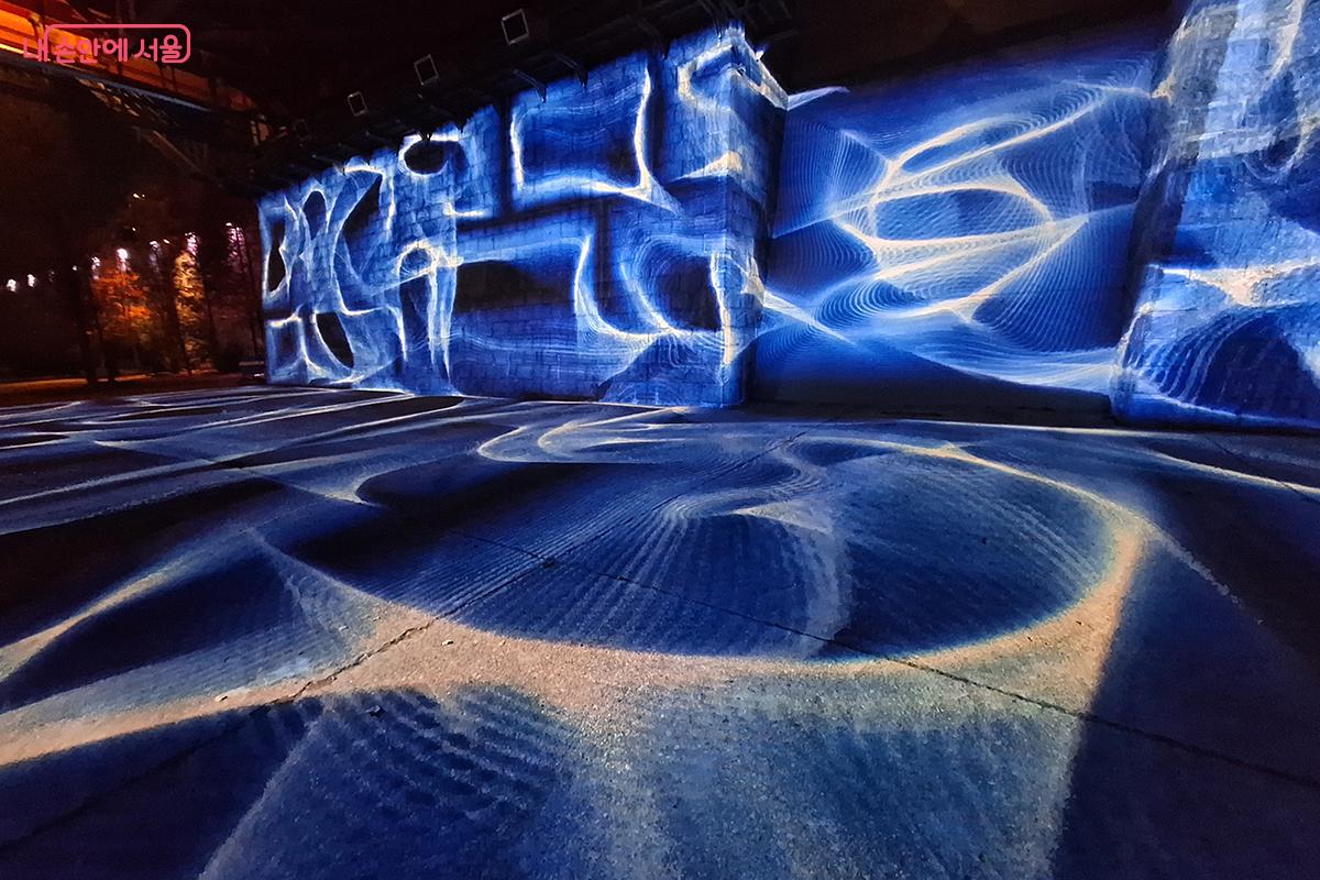 양민하 작가의 ‘묵상 2025’는 빛의 파동과 흑백 대비를 수학적 알고리즘으로 구현한다. ©정향선