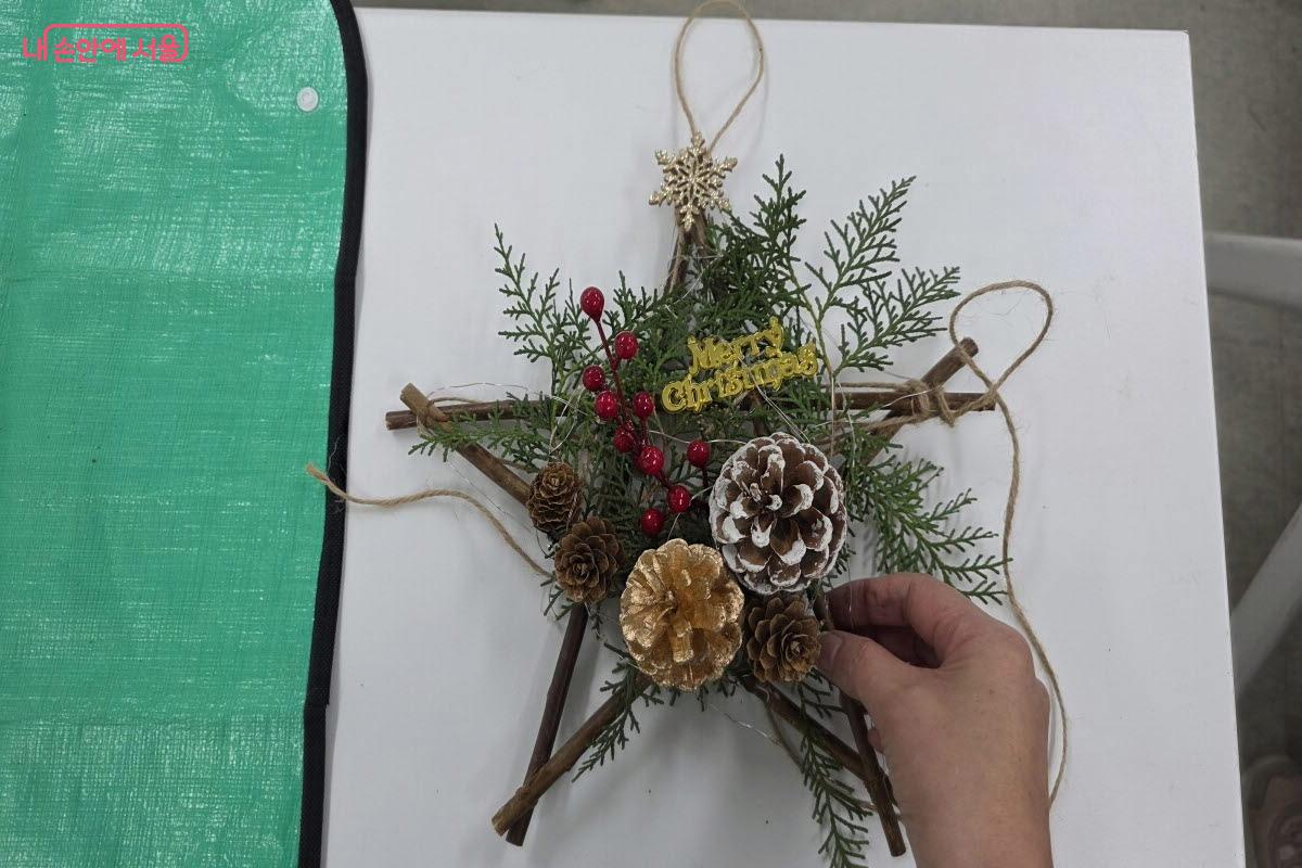 주어진 재료는 같았지만 저마다 조금씩 다른 오너먼트를 만들었다. ⓒ이선미