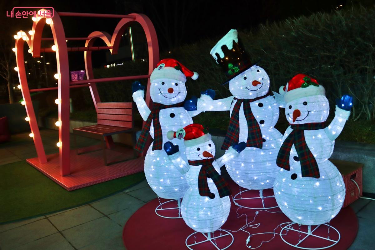 하트존과 눈사람 포토존이 설치되어 있다. &copy;정향선