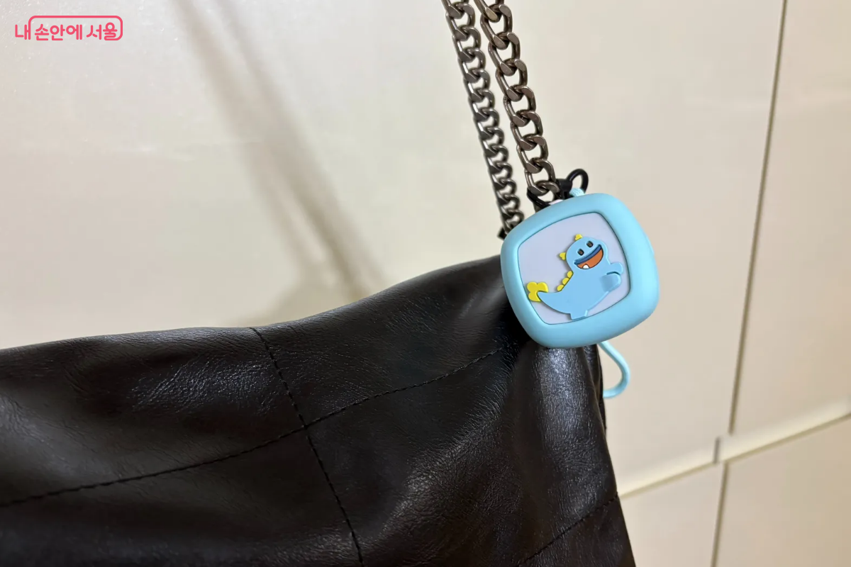 가방에 안심헬프미 키링을 걸으니, 불안감이 한층 줄어들었다. &copy;이혜린