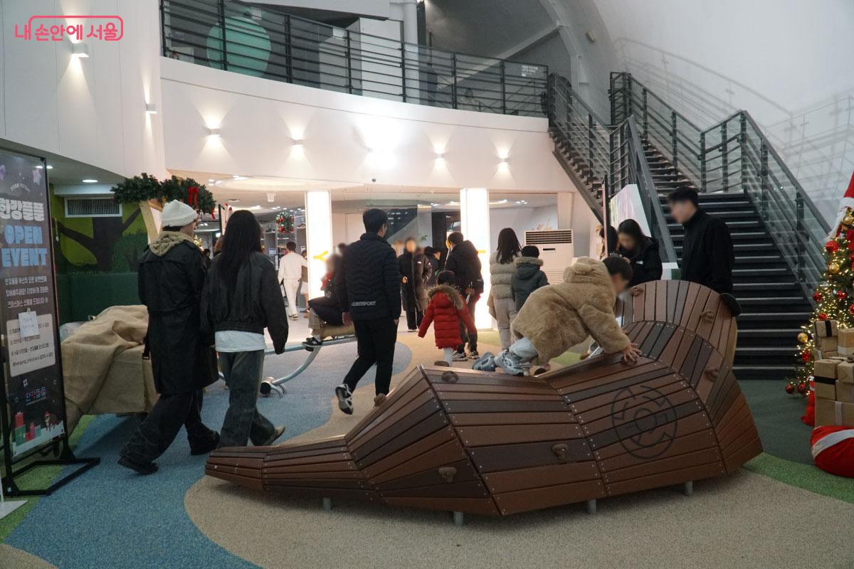  아이들이 즐겁게 놀고 있다. &copy;홍혜수