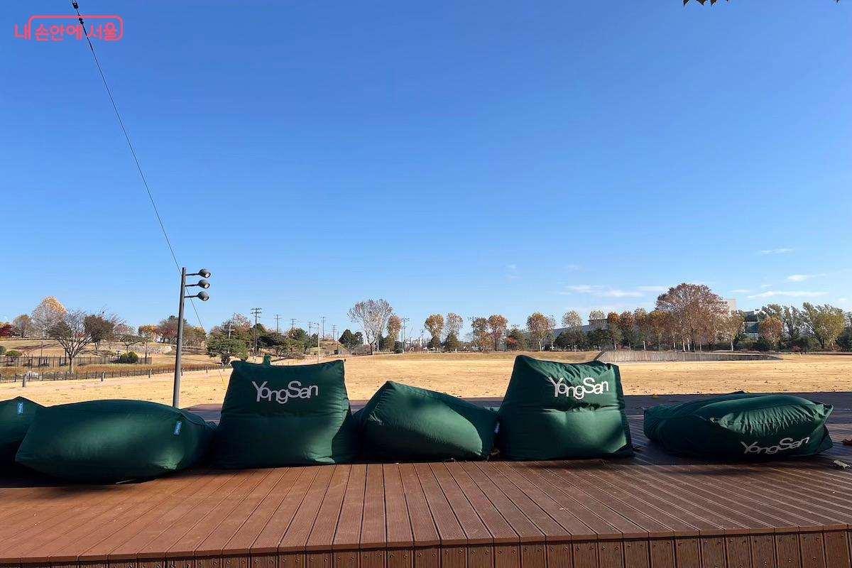 넓은 정원을 바라보며 휴식을 취할 수 있는 공간 ©김수겸