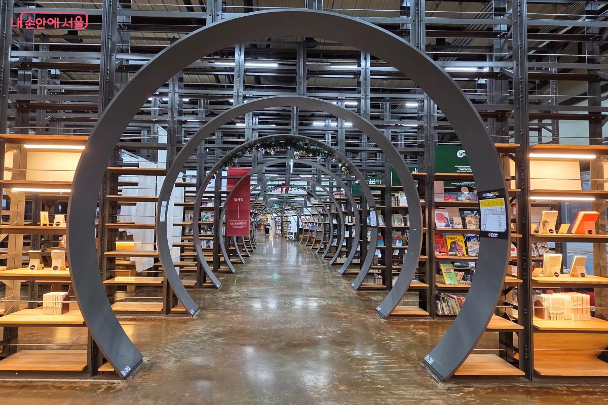 독특한 모양의 철제 원형 서가로 만들어진 책장이 인상 깊었다. &copy;김미선