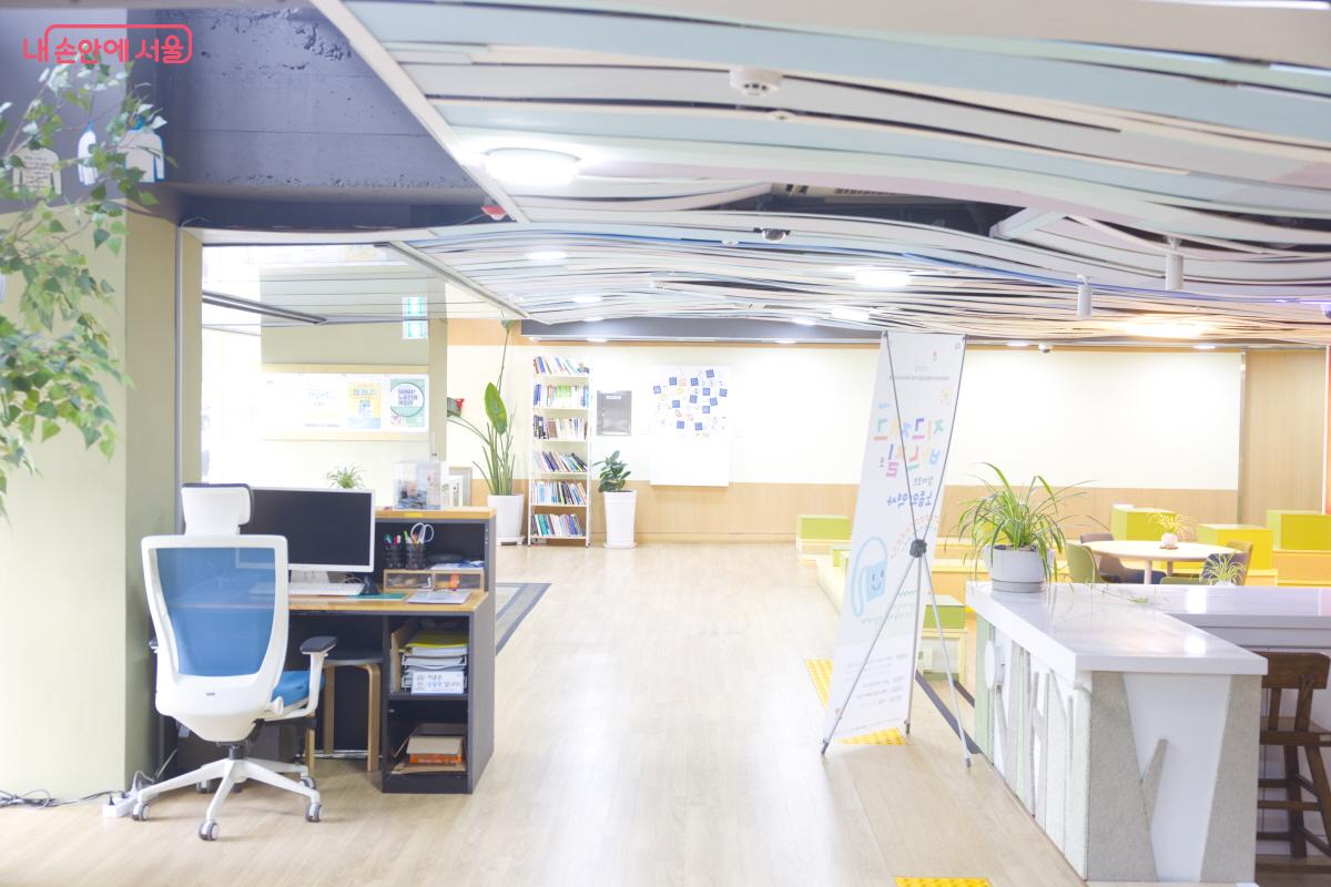 1층은 라운지 형태로 되어 있어 관람 후 잠시 쉬어가기 좋다. &copy;임중빈