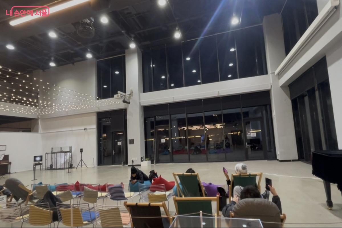 주말 저녁, 노들서가에서 여유로운 시간을 보내는 시민들