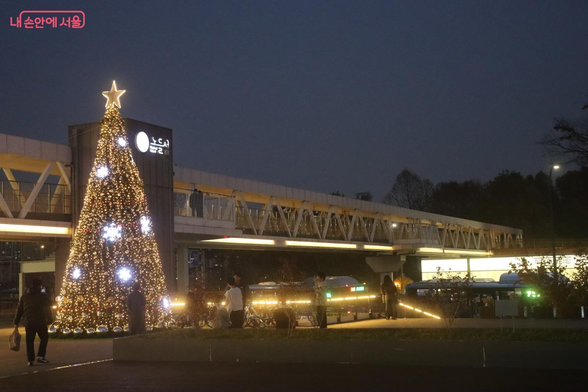 연말을 맞아 크리스마스트리가 설치된 노들섬 ©조수연