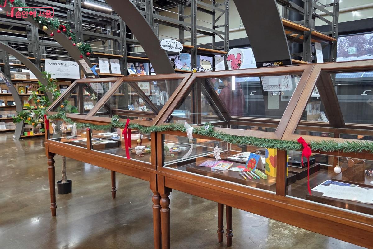 책이 전시된 서가뿐 아니라 소품숍처럼 꾸며진 공간으로 &lsquo;취향상점&rsquo;이 있다. &copy;김미선