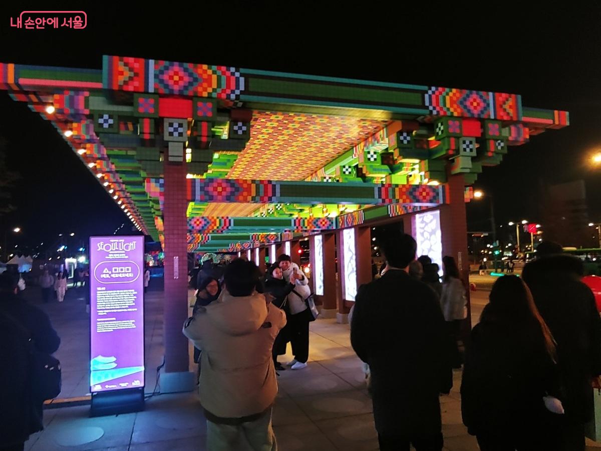 단청 건축의 구조미를 결합해 재해석한 빛 조형물 ©엄윤주