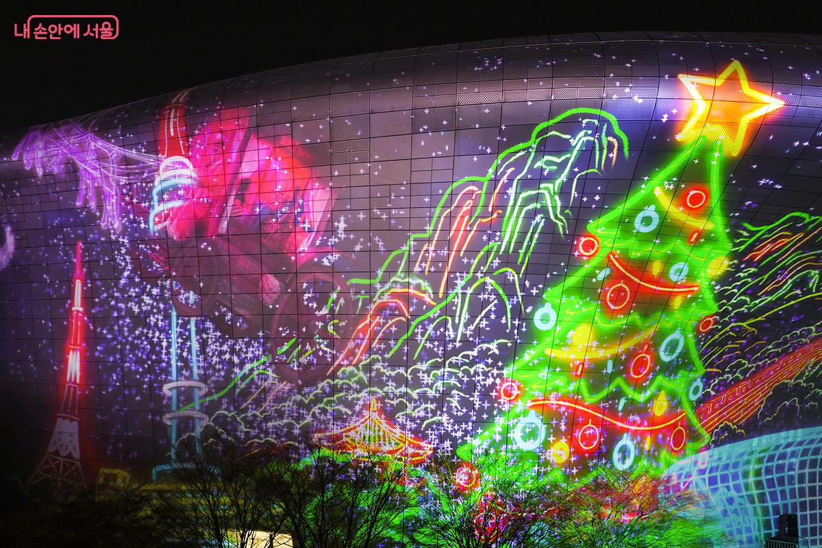 크리스마스 주간을 기념하며 화려하게 수놓은 DDP 미디어파사드 &copy;김주연