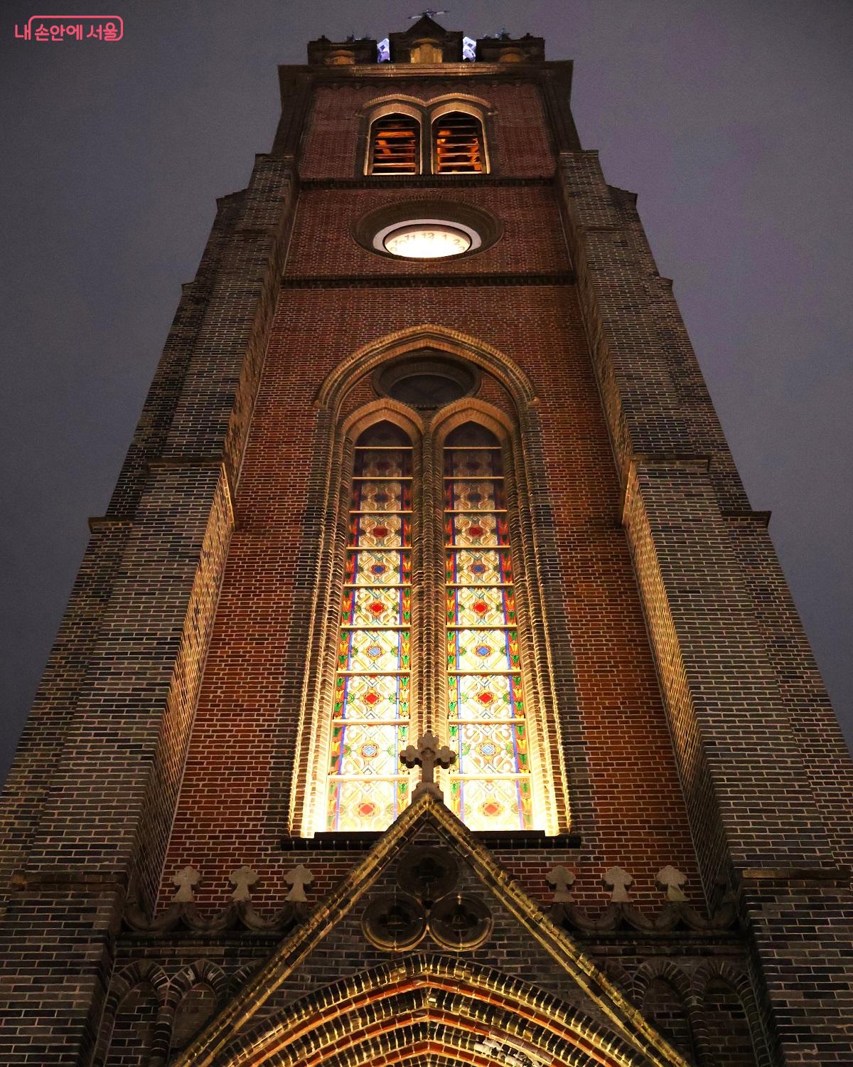 성당 외벽은 조명이 비추는 순간 따뜻한 색감이 살아나며, 고풍스러운 벽돌 결이 자연스럽게 드러난다. ©이봉덕