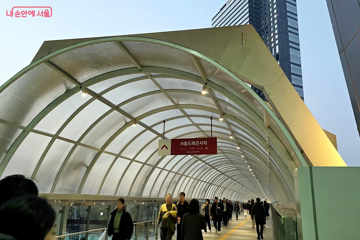  용산역과 서울드래곤시티호텔을 연결짓는 공중보행교 ©김윤경