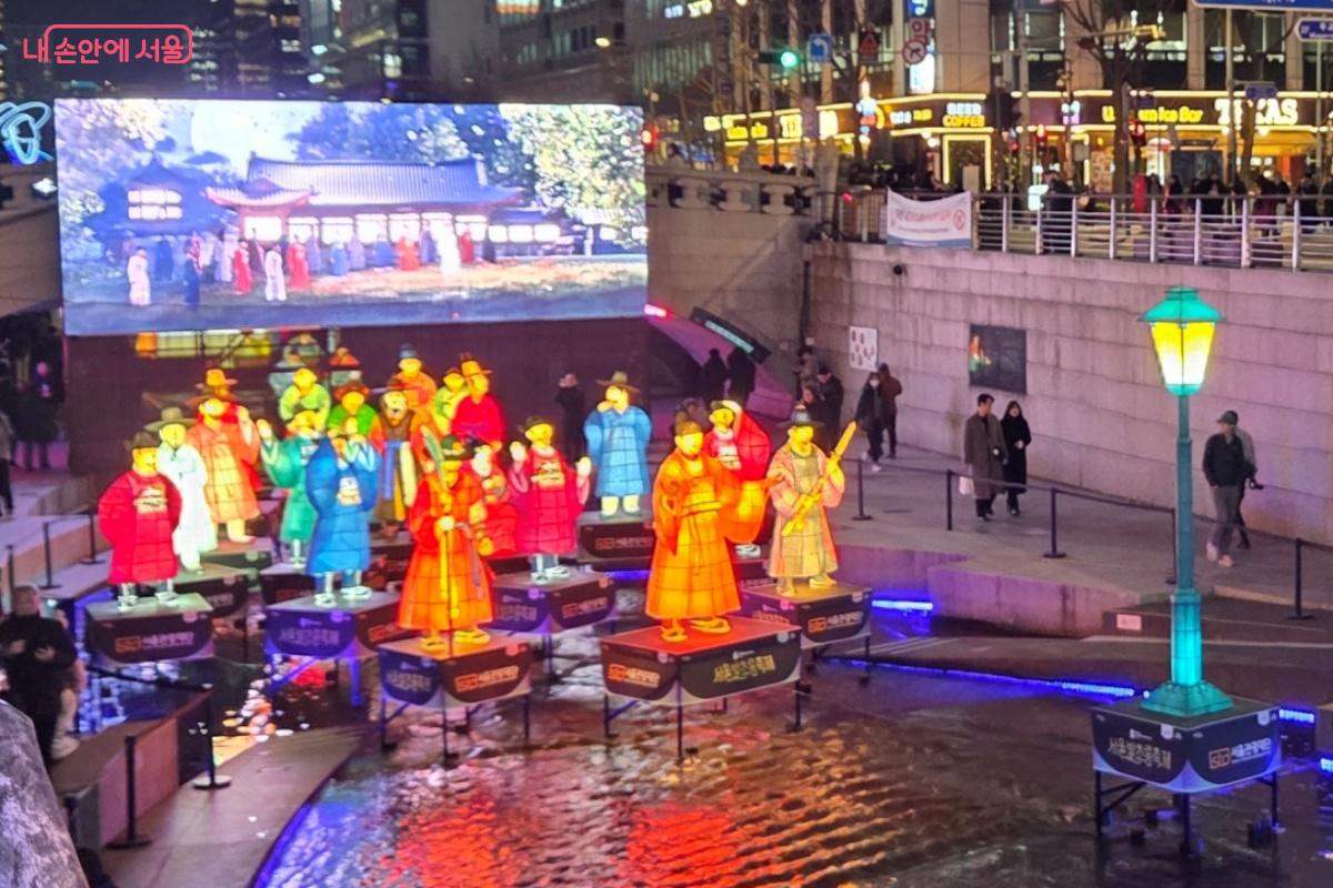 경복궁 건천궁에 밝혀진 최초의 전등을 LED 영상과 한지 등을 통해 재현했다. &copy;김미선