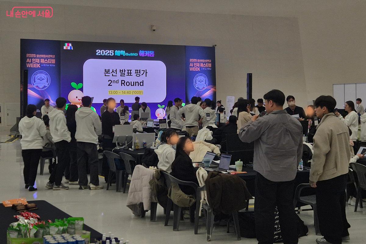 본선에 참가한 30여개 팀이 겨루는 2라운드가 열리며 열기를 더해갔다. ©이혜숙