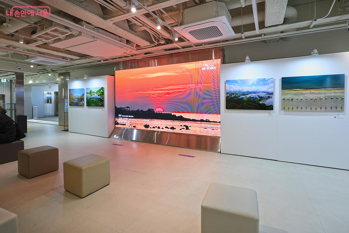 대형 모니터를 통해 모든 수상작품을 감상할 수 있는 '전시작 상영관' ©김주연