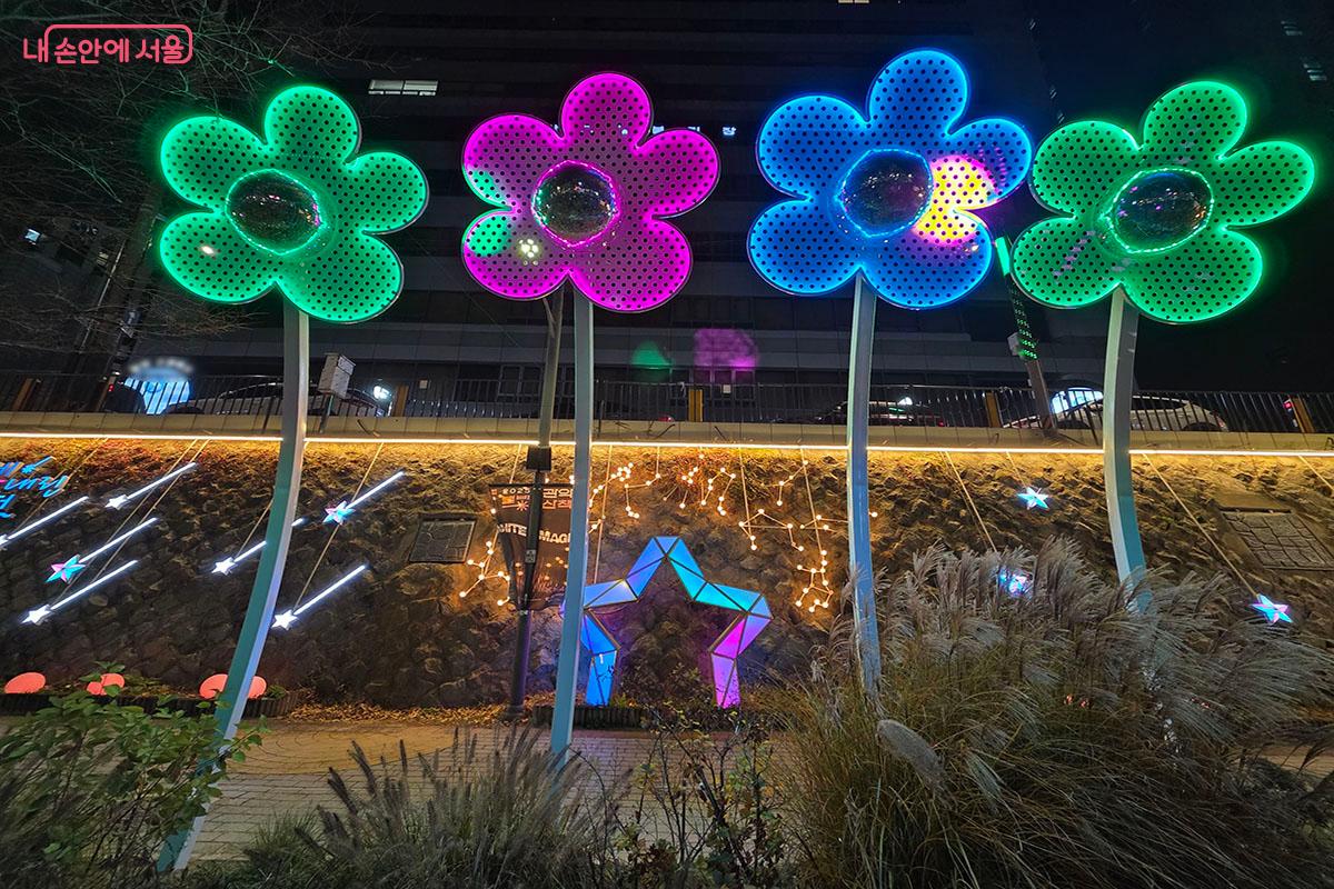 미러볼과 대형 꽃송이 조명으로 꾸며진 '별빛에 물든 꽃길' ©이정민