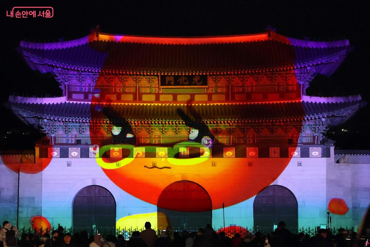 대형 미디어파사드와 조형물, 빛 연출 작품들이 밤하늘을 수놓으며 광화문을 거대한 전시장으로 바꿨다. &copy;이봉덕