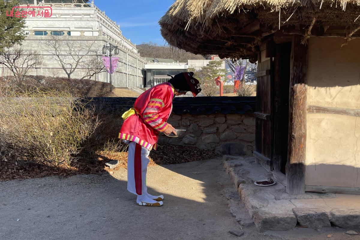 다 같이 집안을 돌며 팥 시루떡을 조상에게 올렸다. ©이정민