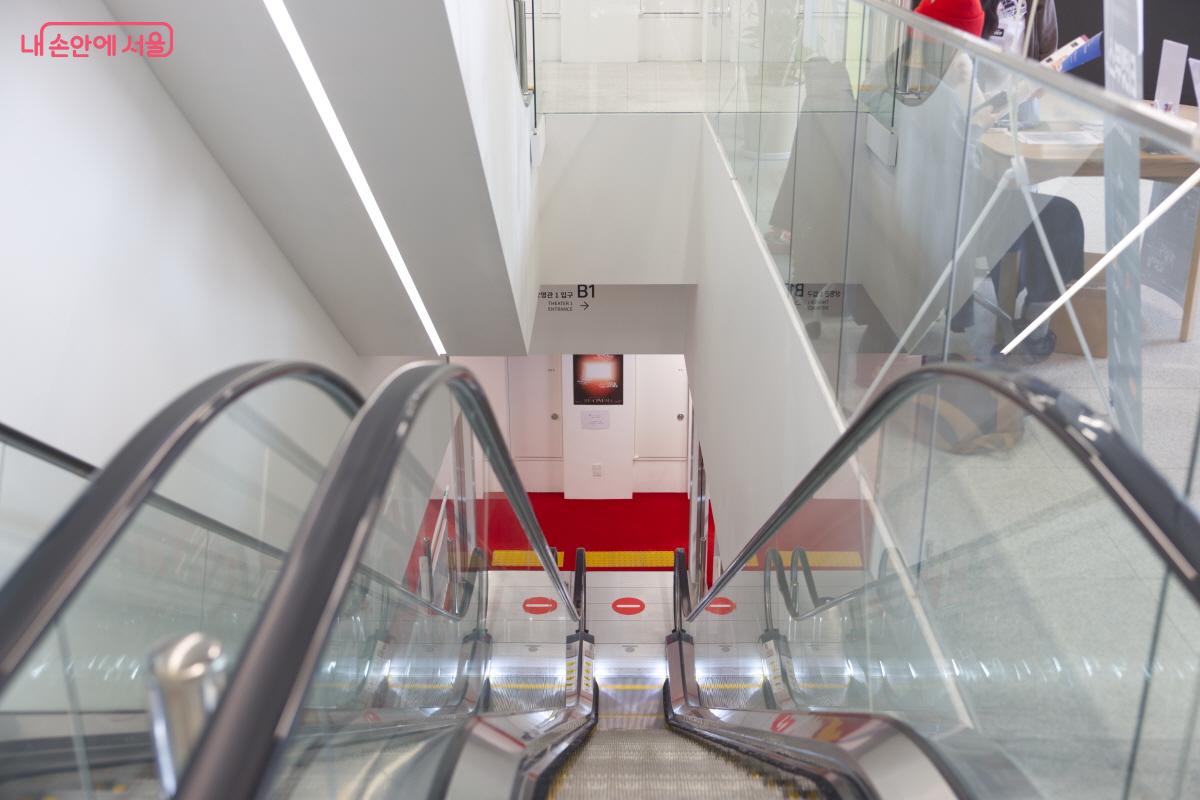 각 층을 모두 에스컬레이터로 이동할 수 있는 점이 돋보인다. &copy;임중빈