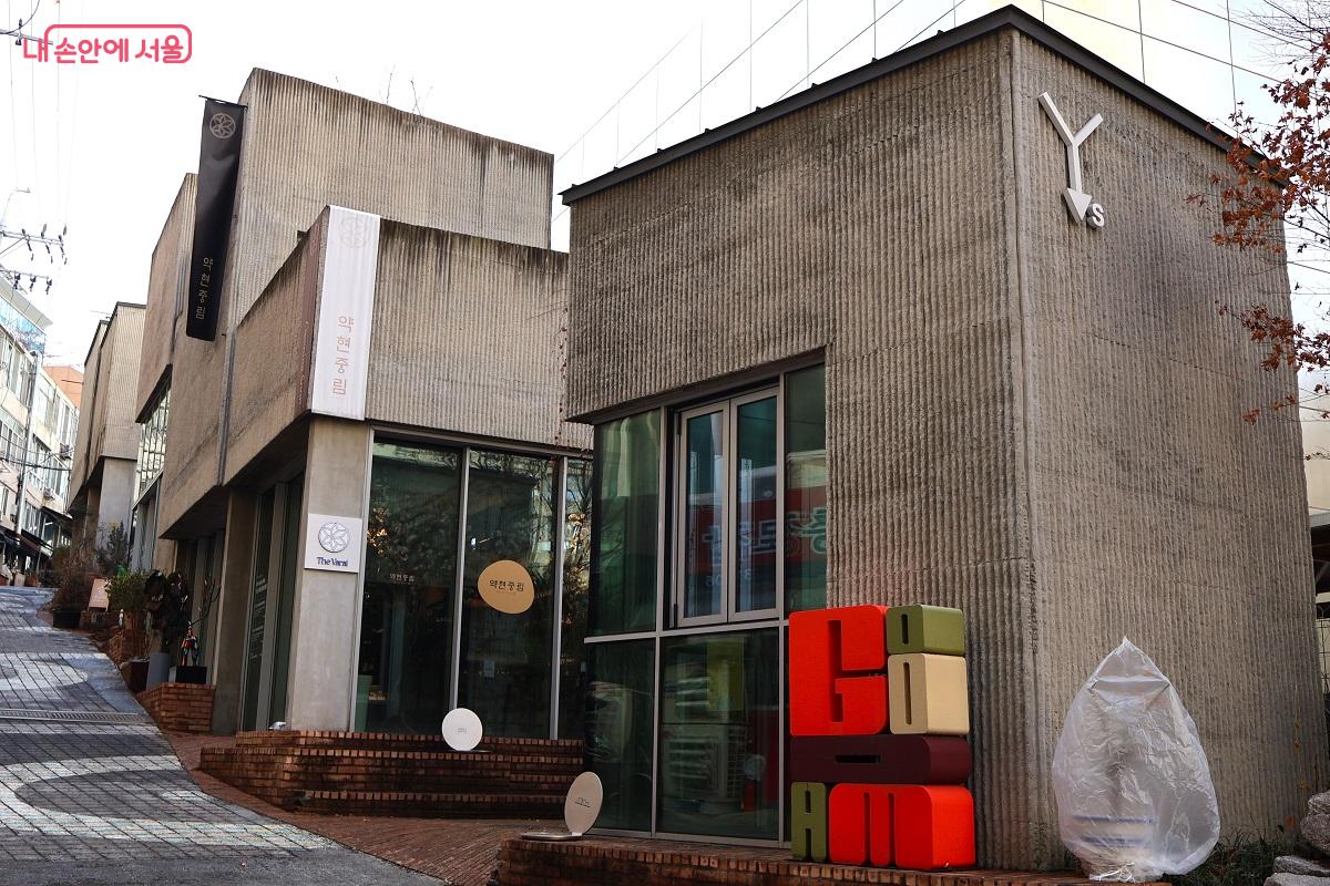 중림창고는 과거의 흔적을 품은 공간에서 현재의 일상이 자연스럽게 이어지고 있다. &copy;이봉덕 