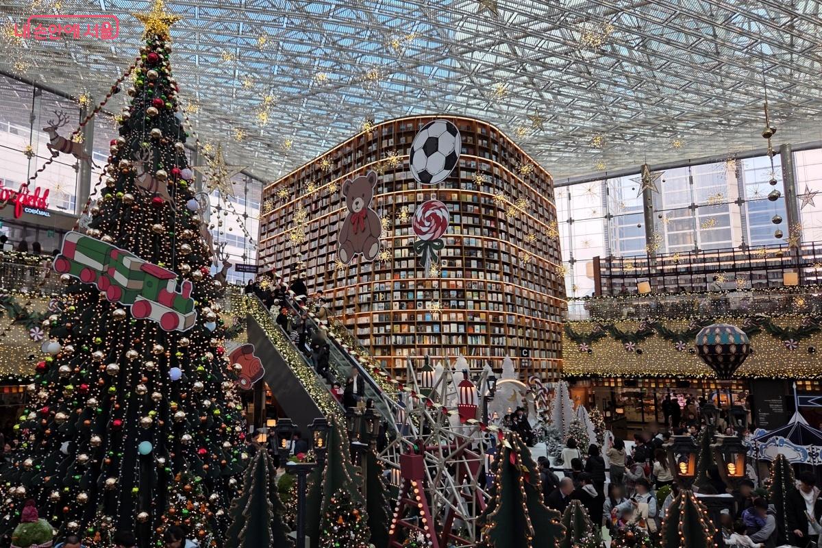 별마당 도서관 중앙홀의 대형 크리스마스 트리에 압도된다. &copy;김미선