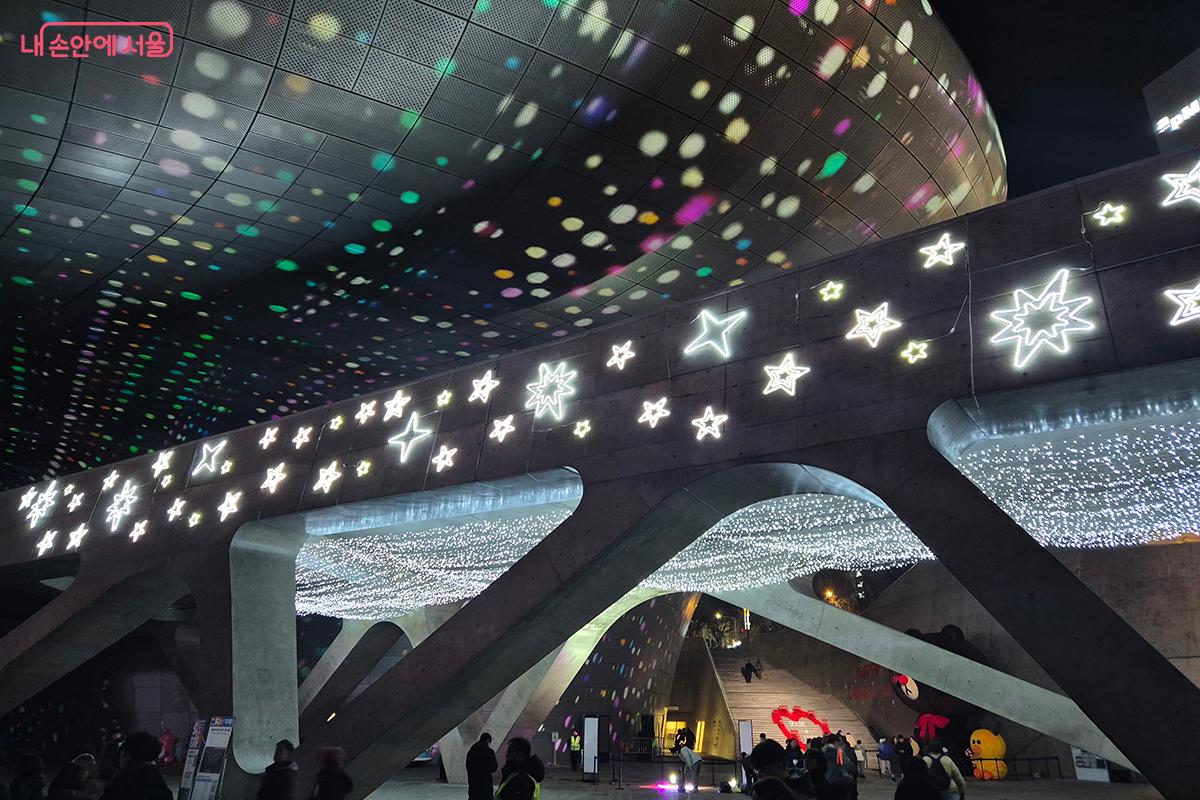 DDP 내부 구조의 리듬을 따라 흘러내리는 수많은 별 모티프가 건축과 빛이 만나는 장면을 시각적으로 확장한다. &copy;정향선
