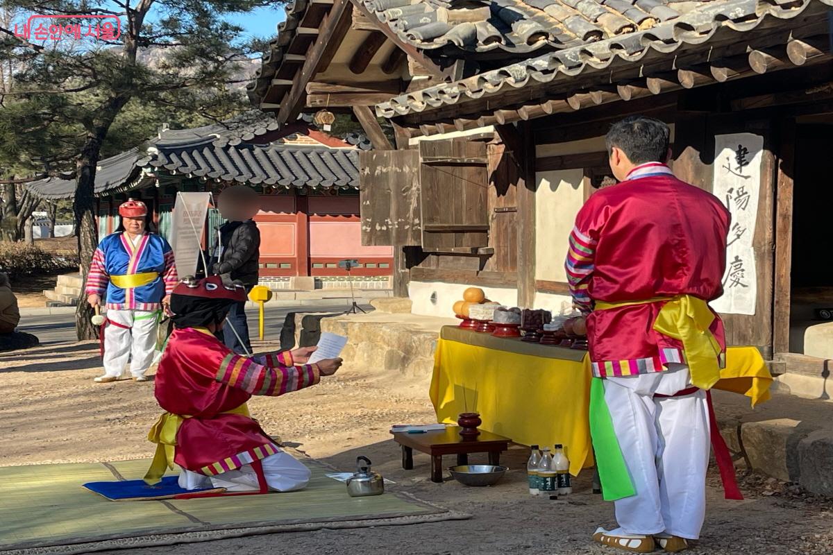동지고사 절차에 따라 술을 올린 후, 축문을 낭독하고 있다. ©이정민