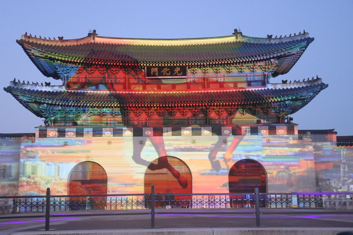 겨울 광화문 밝힌 '빛'과 '멋'! 서울라이트&middot;크리스마스마켓