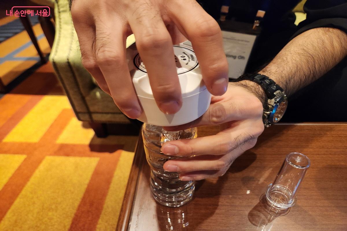 페트병 뚜껑 대신 장치를 끼우고 버튼을 누르면 자외선이 물 속 세균과 바이러스를 살균한다. &copy;윤혜숙