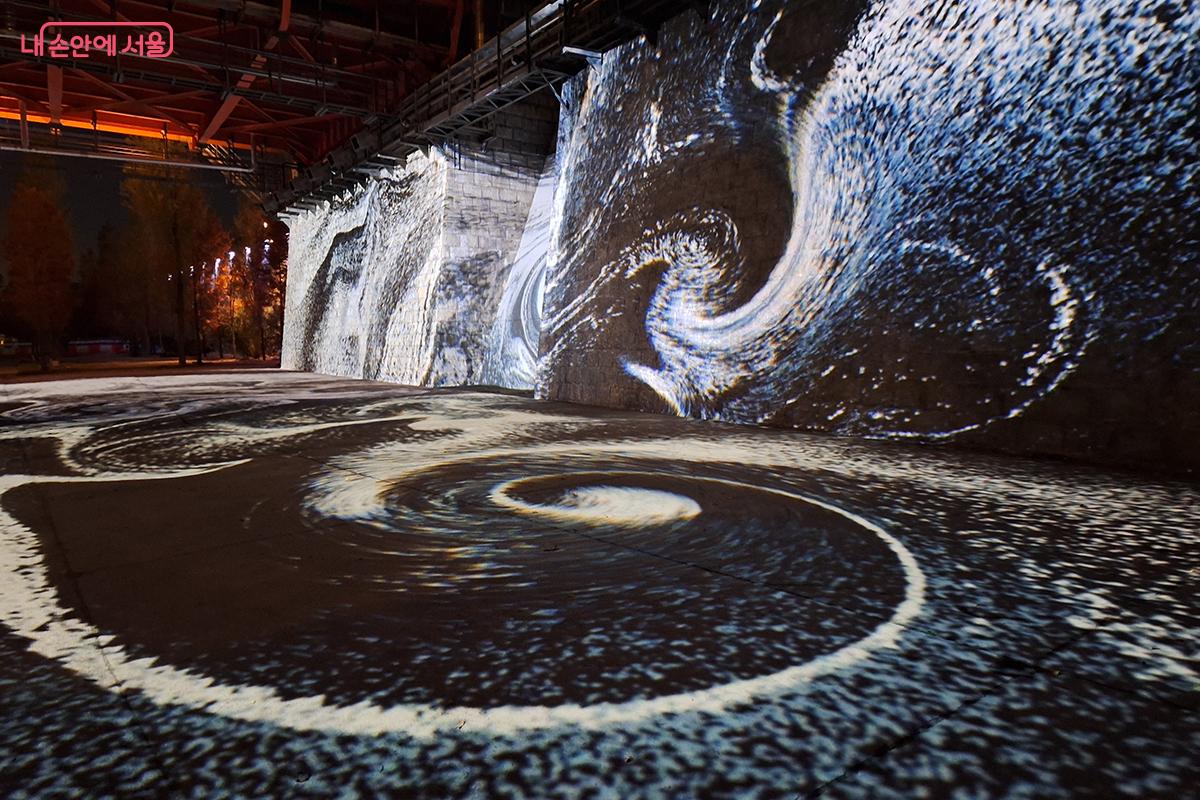 정윤수 작가의 ‘후라칸’은 마치 폭풍 속에 들어온 듯한 느낌을 전달한다. ©정향선