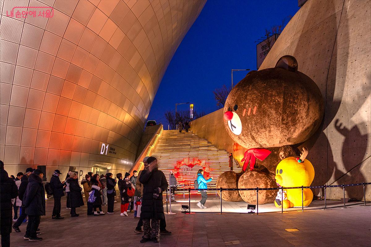 해치 조형물 앞에서 기념사진을 남기는 관람객들 ©장신자