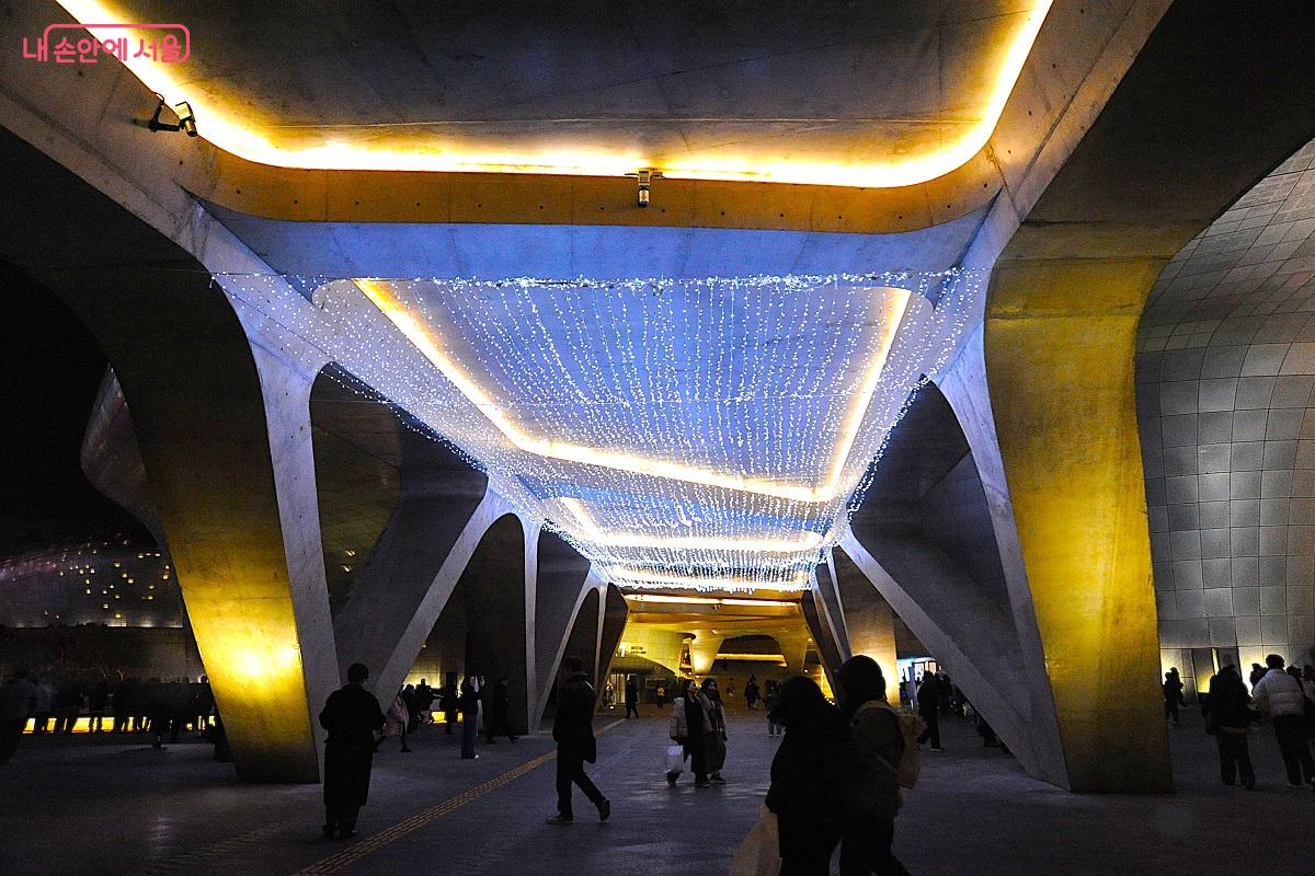 미래로 다리 하부에도 &lsquo;DDP 루미나리에&rsquo; 포토존이 펼쳐진다. &copy;조수봉