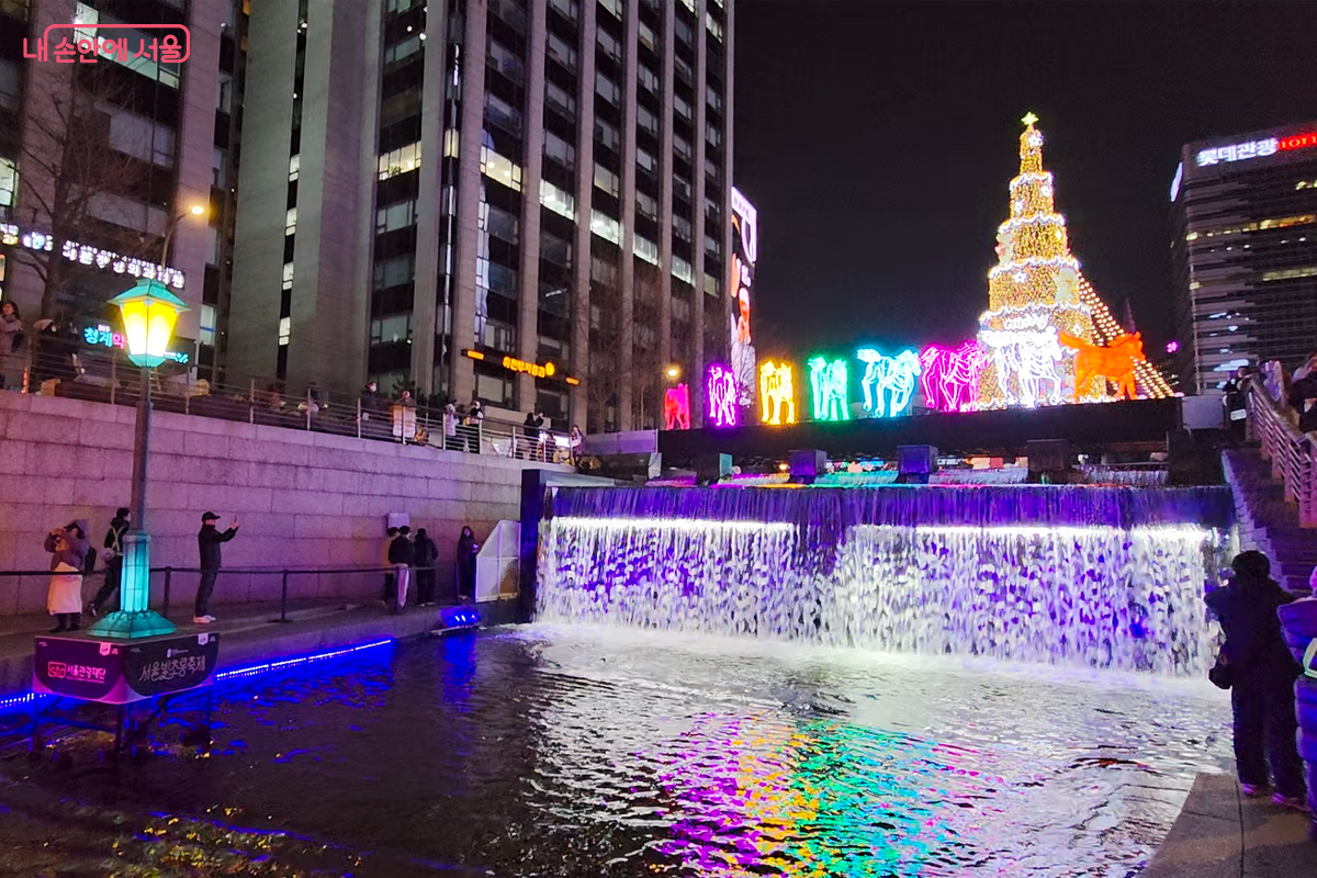 청계천에 다양한 빛  축제로 비치는 아름다운 폭포를 찍는 관광객들&copy;장미화