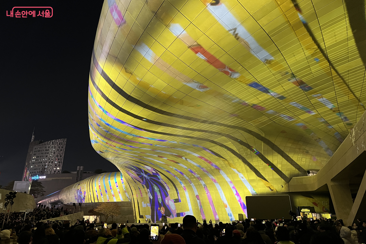 DDP는 빛으로 물든 도시 속 축제 공간이 된다. &copy;김경선