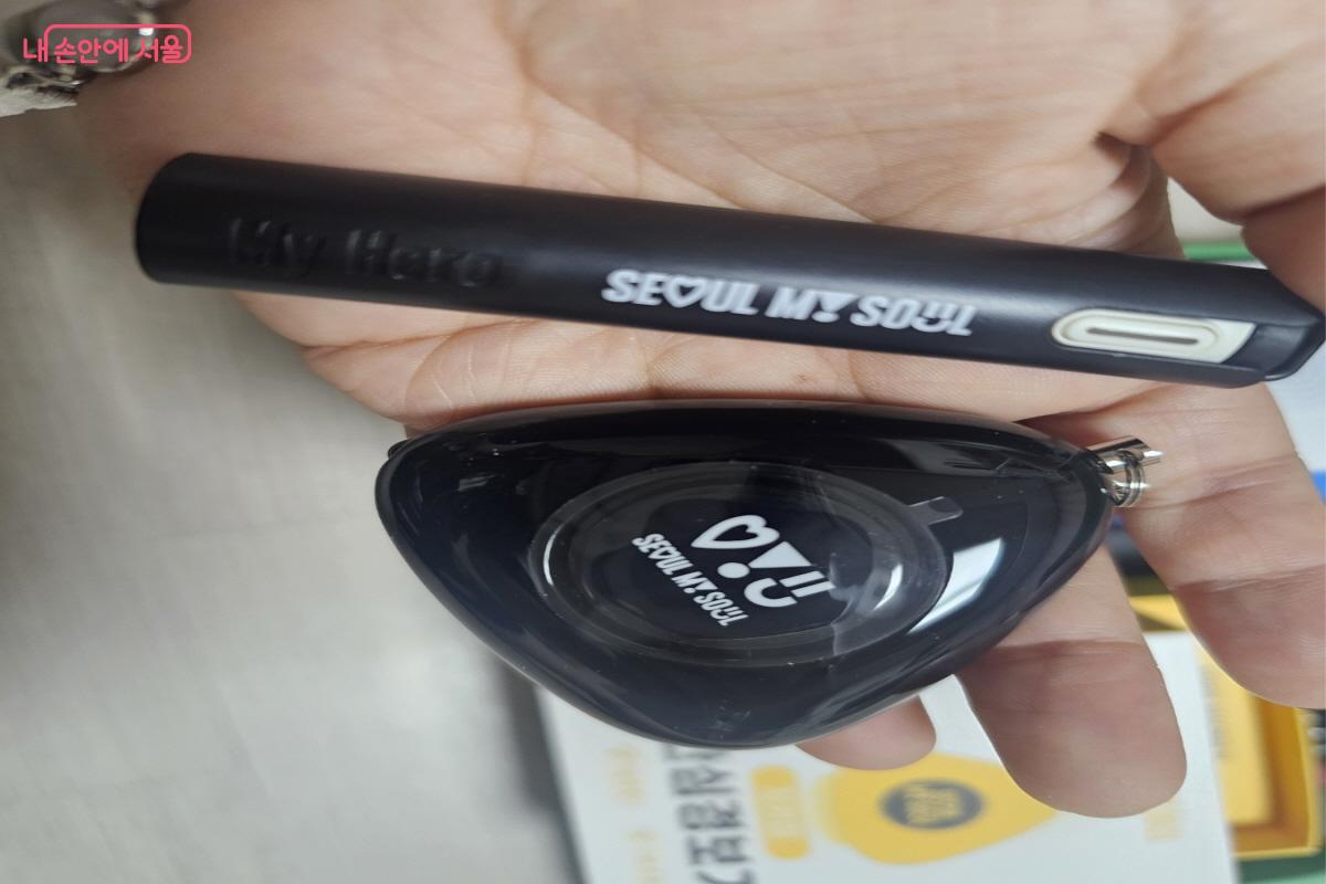 2023년 서울시에서 지원했던 ‘지키미(me)’ 세트. 휴대용 SOS 비상벨과 안심경보기로 돼 있었다. ©김도희