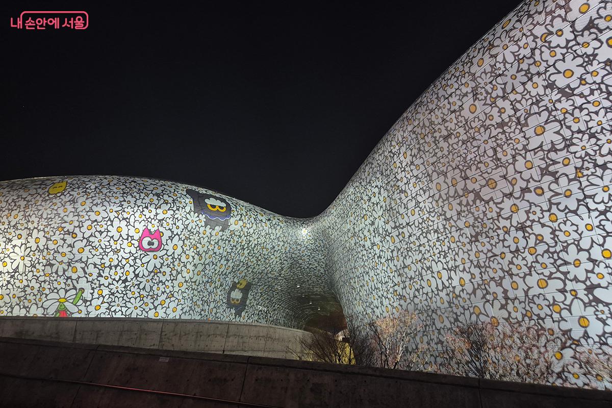 IPX(구 라인프렌즈)와 G-드레곤(DRAGON)이 함께 만든 캐릭터 조앤프렌즈(ZO&FRIENDS)와 글로벌 IP 라인프렌즈(LINE FRIENDS) 캐릭터들이 DDP 벽면을 가득 메운다. &copy;정향선