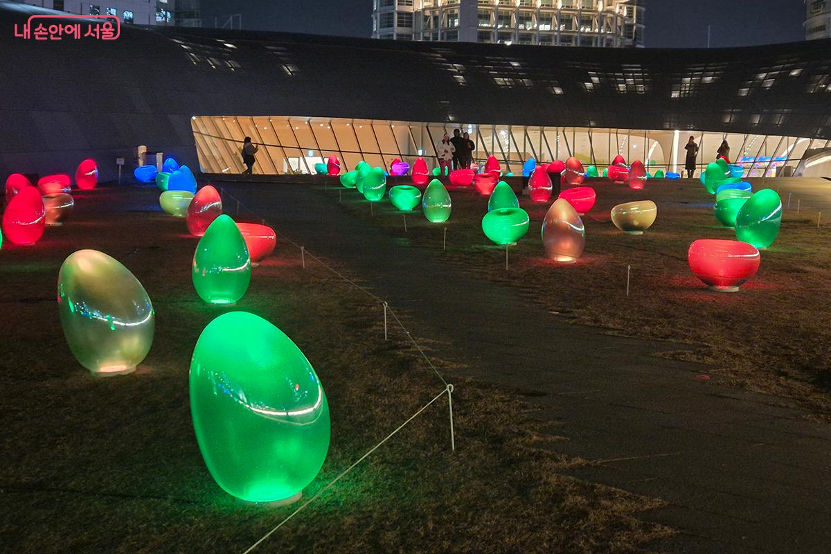 음악에 맞춰 색과 빛이 변화하는 크리스탈들은 그 소원이 하늘로 전해지듯 DDP의 밤을 환하게 밝힌다. &copy;정향선