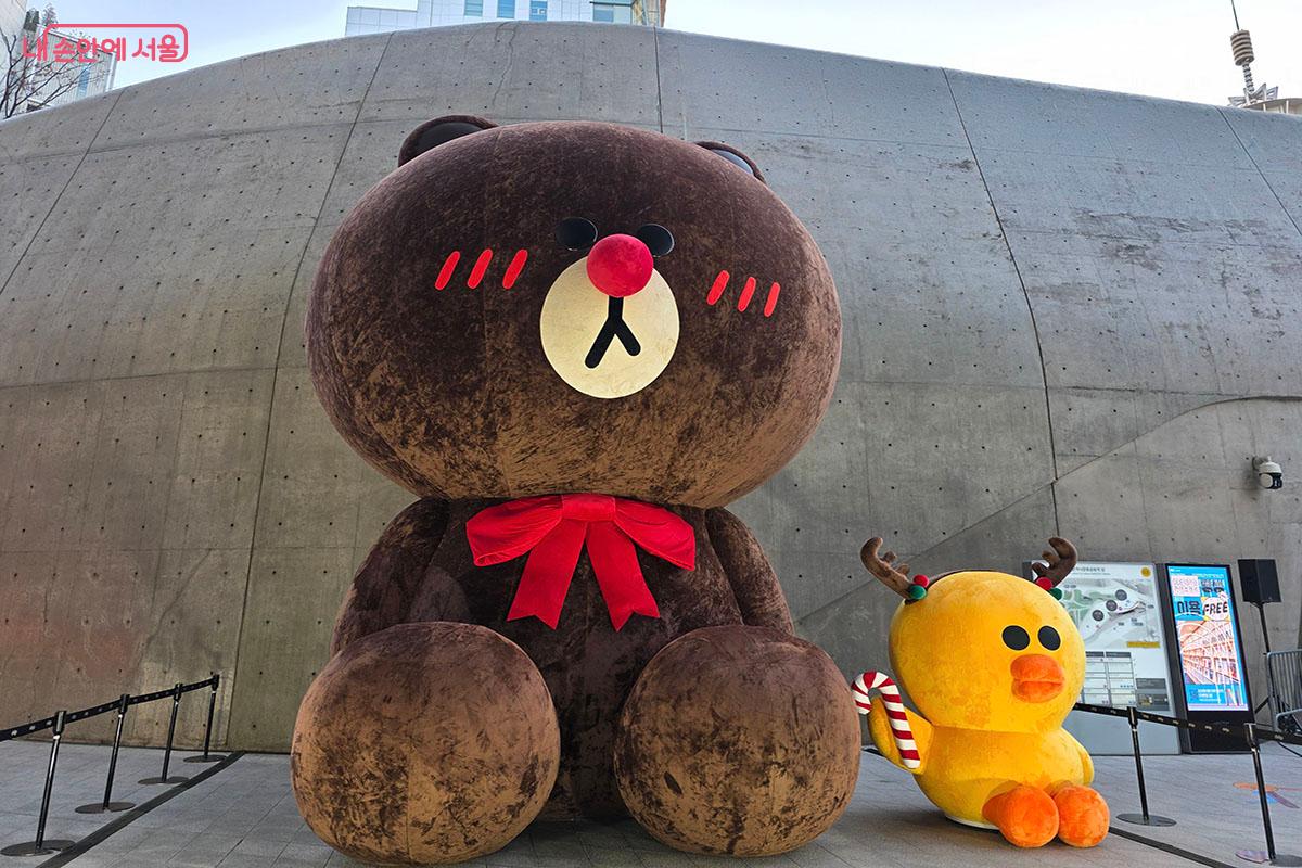 라인프렌즈, 큰곰(브라운)과 병아리(샐리)의 크리스마스 포토존 &copy;이정민