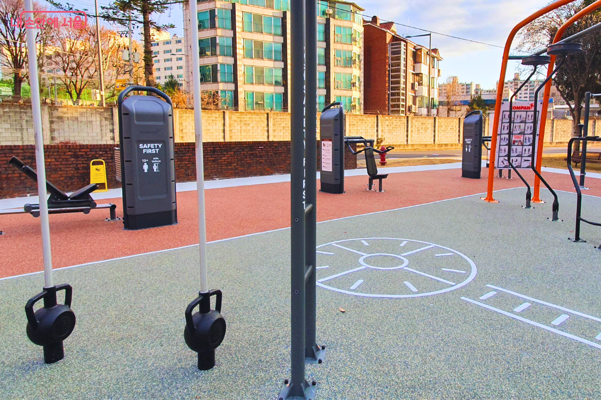 체계적인 운동을 돕는 웨이트 존 바닥 가이드 라인과 기구들 &copy;양정화