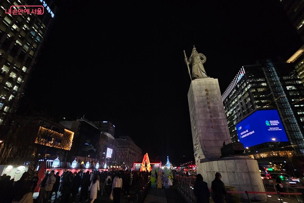 축제를 즐기러 나온 시민들로 가득한 광화문광장 &copy;권연주