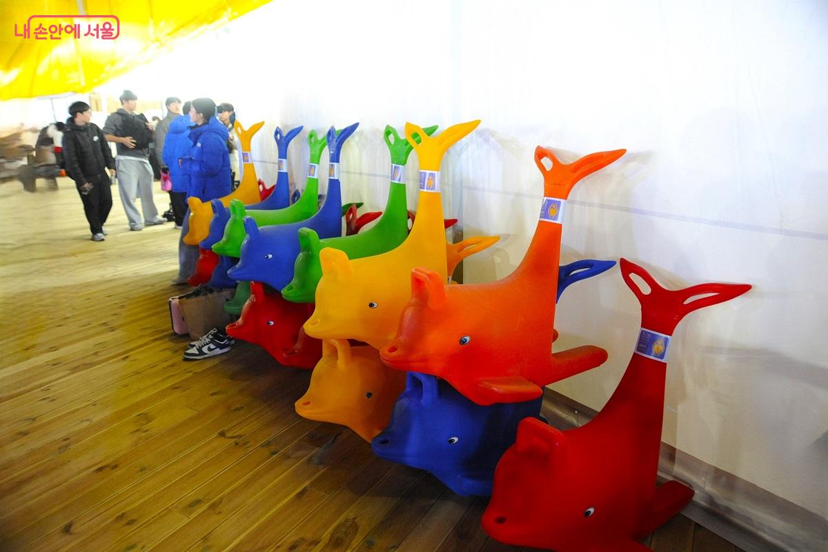 별도 요금 결제 후 이용이 가능한 어린이 스케이팅 보조장비(보조기) &copy;조수봉