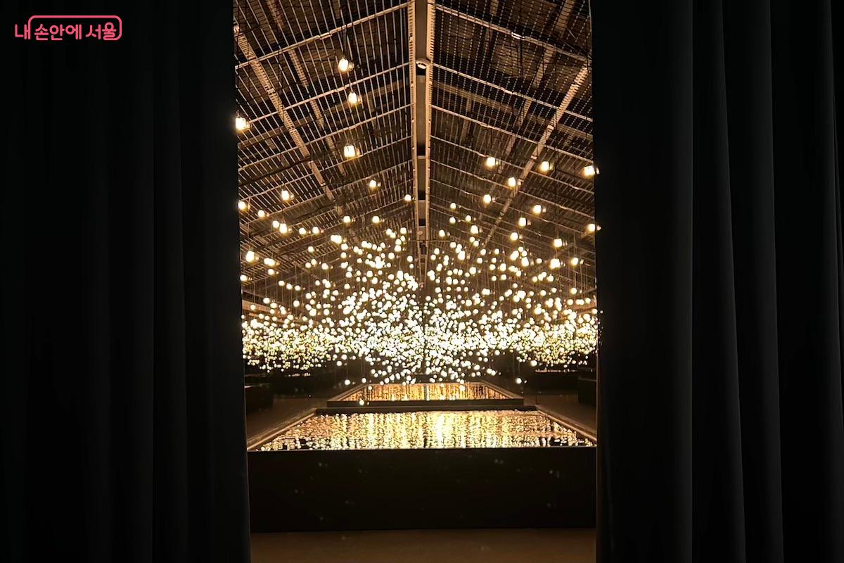 커튼이 열리던 순간의 첫 느낌이 아직도 선명하다. ©김수겸