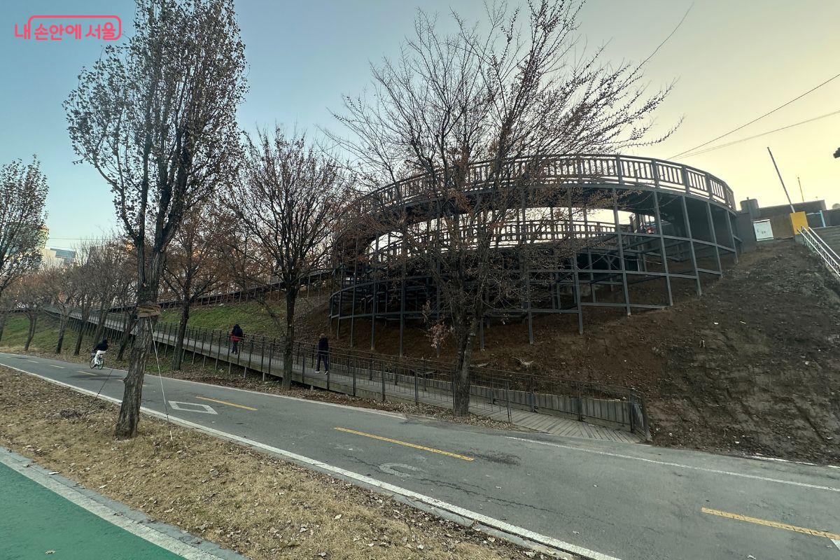 지하철 2호선 도림천역 앞에 세워진 보행 데크 ©김재형