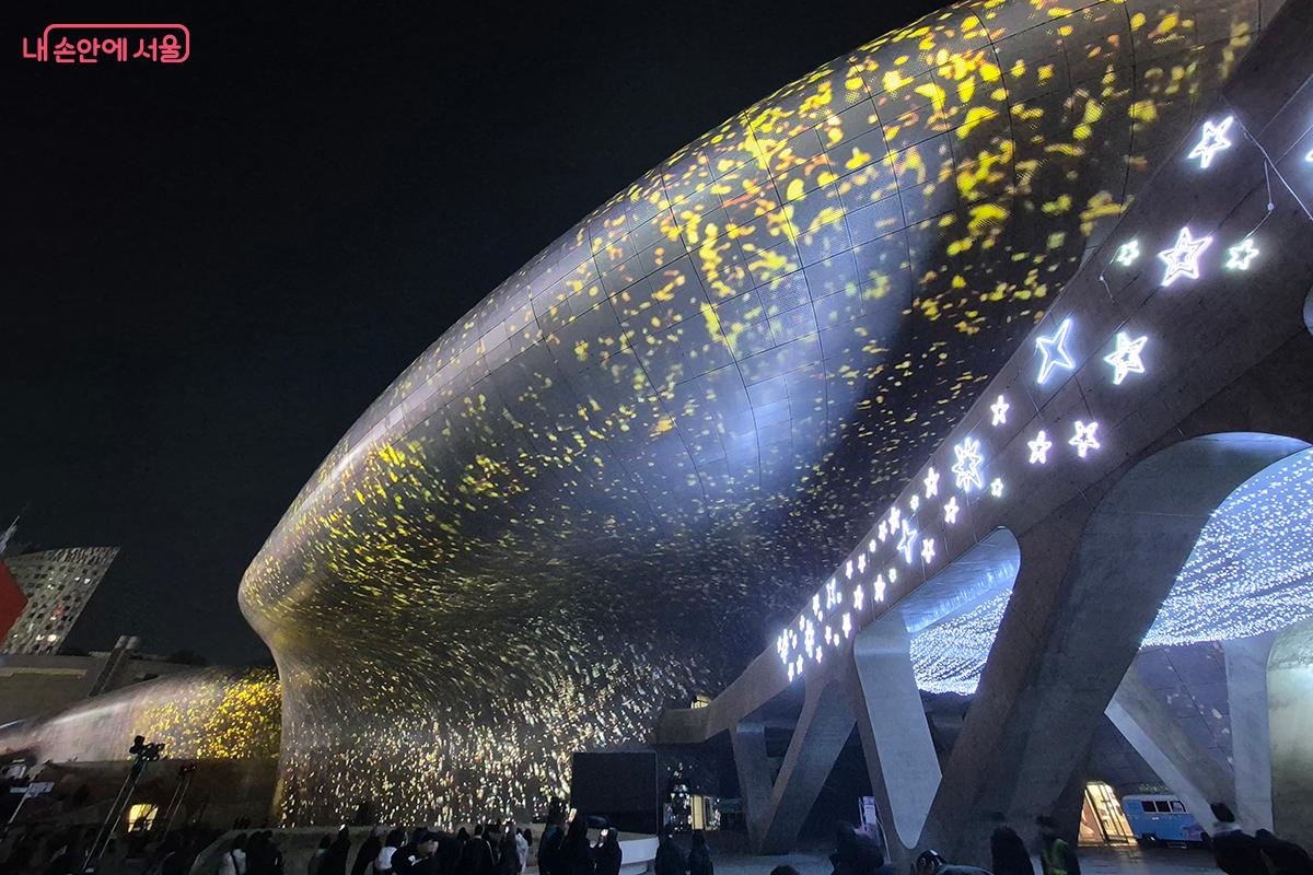 이 작품은 외벽 222m 미디어파사드와 하나의 흐름으로 이어지며 공간형 미디어 영상을 완성한다. &copy;정향선