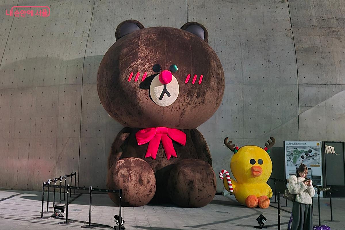 어울림광장에는 크리스마스 장식을 한 라인프렌즈 대형 인형 포토존이 관람객들을 반긴다. &copy;정향선